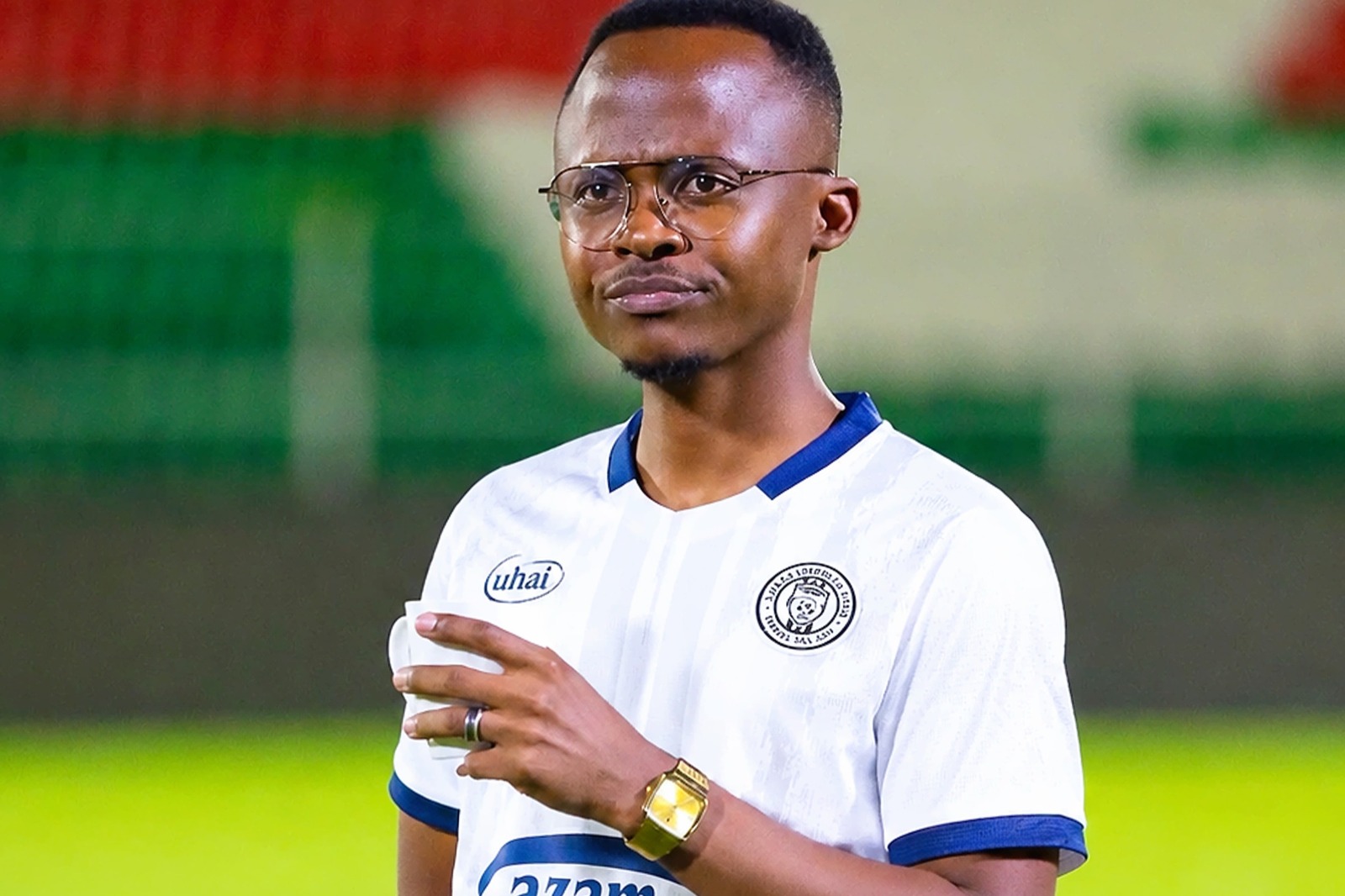 Azam FC: kiongozi wa klabu akiwa na jezi ya Azam kabla ya marudiano dhidi ya ZED FC Chamazi
